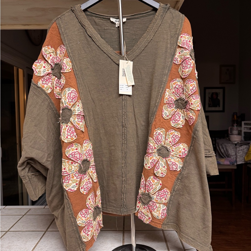 Blue Velvet Embroidered Floral Sleeve Olive Tunic med will fit XL